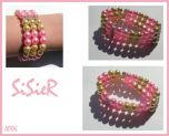 A006: 3 rijen armband op elastiek met roze en creme kleurige parels. 29 gram. 18 cm. €4,99