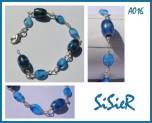 A016: Armbandje met blauwe glaskraaltjes en verzilverd draad. €3,99