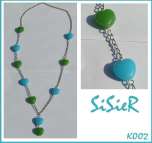 K002: Asymmetrische ketting met groene <br>en blauwe hartvormige glas kralen. 43gram, 70cm lang Prijs €7,50