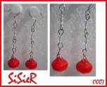 O007: Oorbellen met doorzichtige en rode glaskralen. €2,99